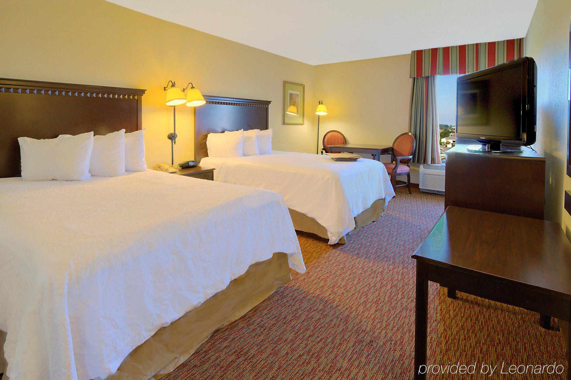 Hampton Inn Charlotte University Place Номер фото