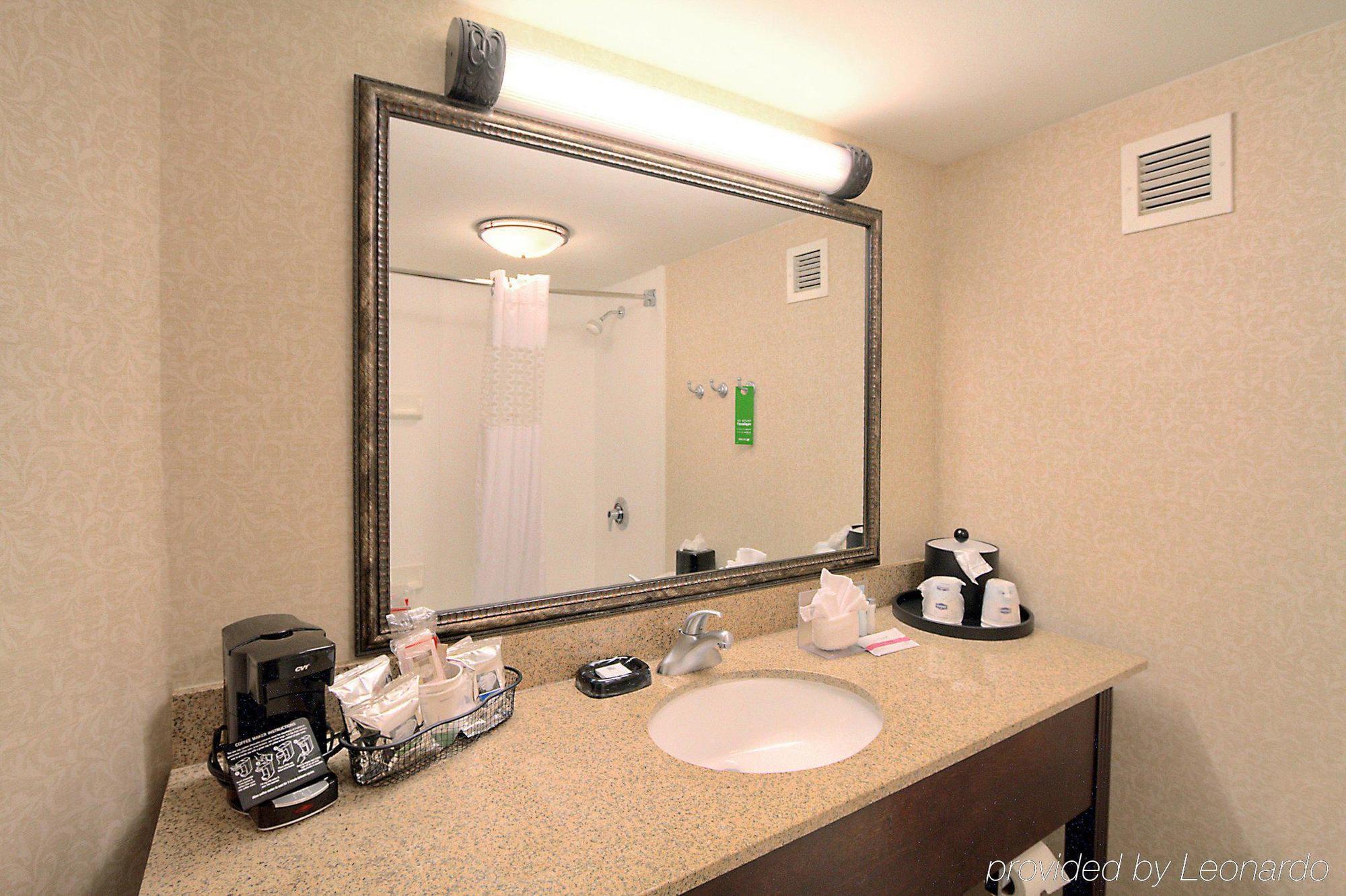 Hampton Inn Charlotte University Place Номер фото