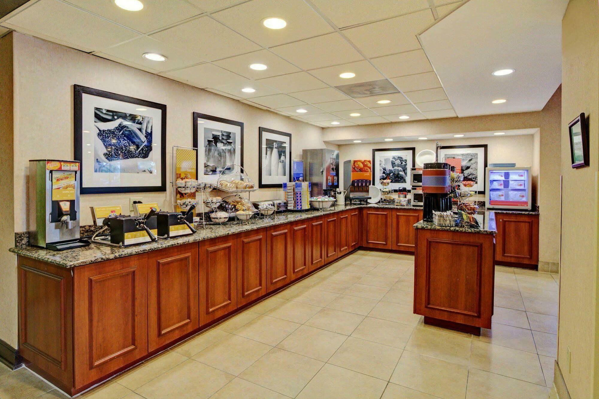 Hampton Inn Charlotte University Place Ресторан фото